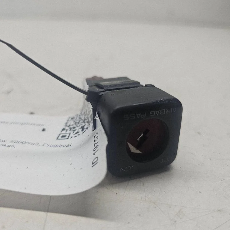 Passenger airbag on/off switch