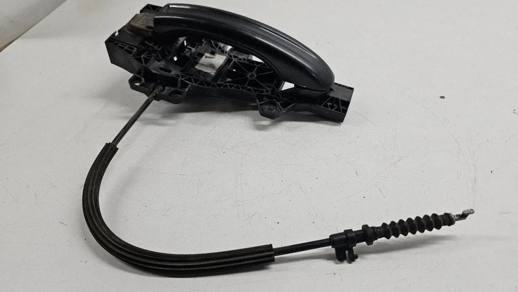 Rear door exterior handle/bracket – right