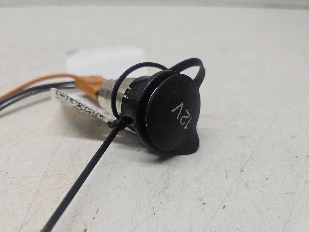 12 V lizdas (priekyje)