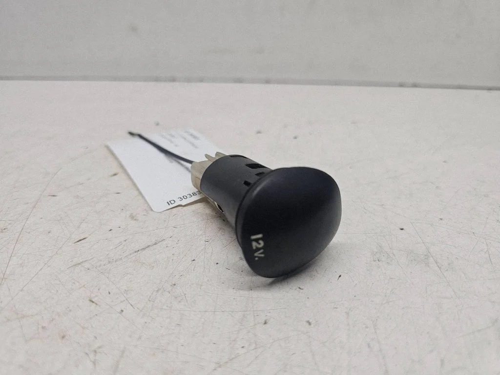 12 V lizdas (priekyje)