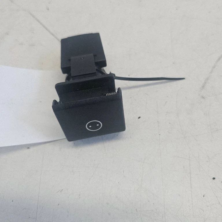 12 V lizdas (priekyje)