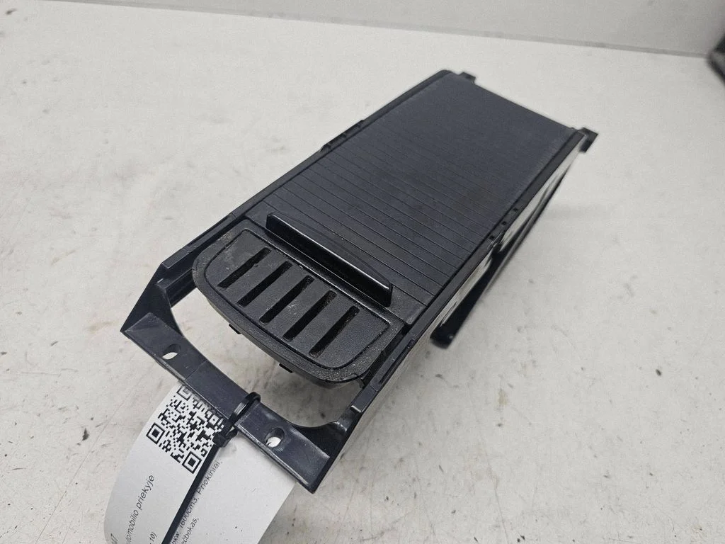 Daiktadėžė automobilio priekyje
