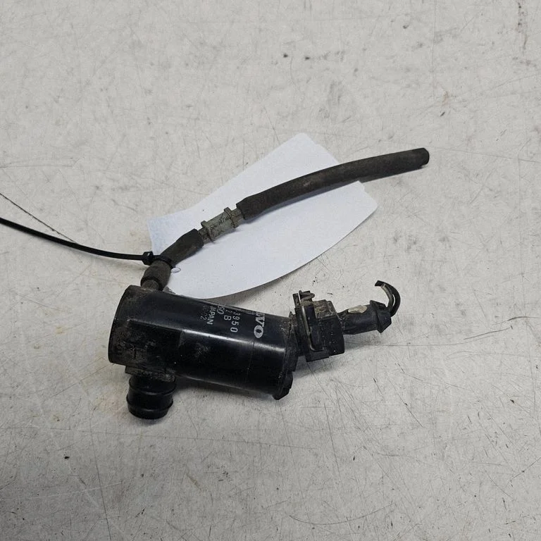 Windscreen/windshield washer pump – Volvo S70 V70 V70 XC (1997-2000)