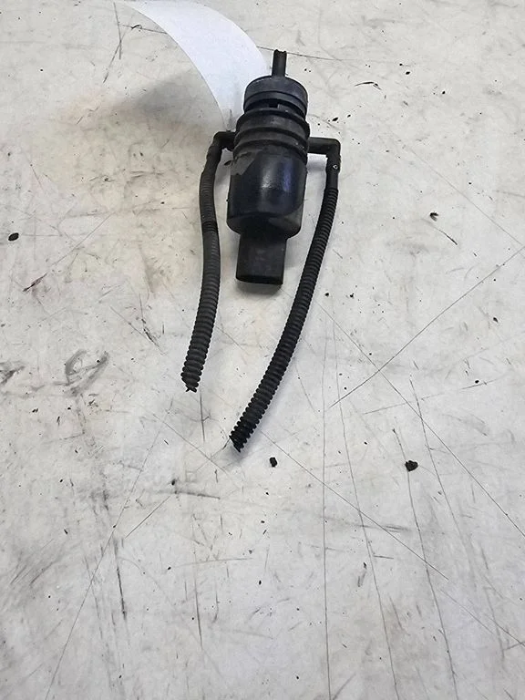 Windscreen/windshield washer pump – Audi Q7 4L (2005-2015)