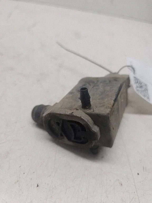 Klaasipesuvedeliku pump (klaaside) – KIA Sorento (2002-2009)