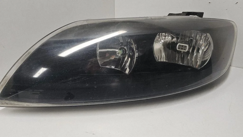 Headlight/headlamp – left
