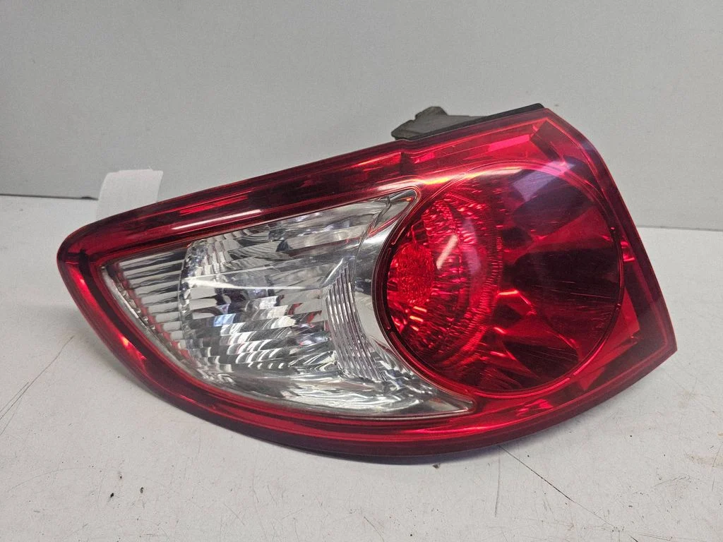 Lampa tylna w błotniku 924012B000