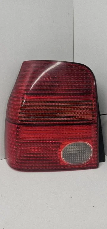 Lampa tylna w błotniku S38030748