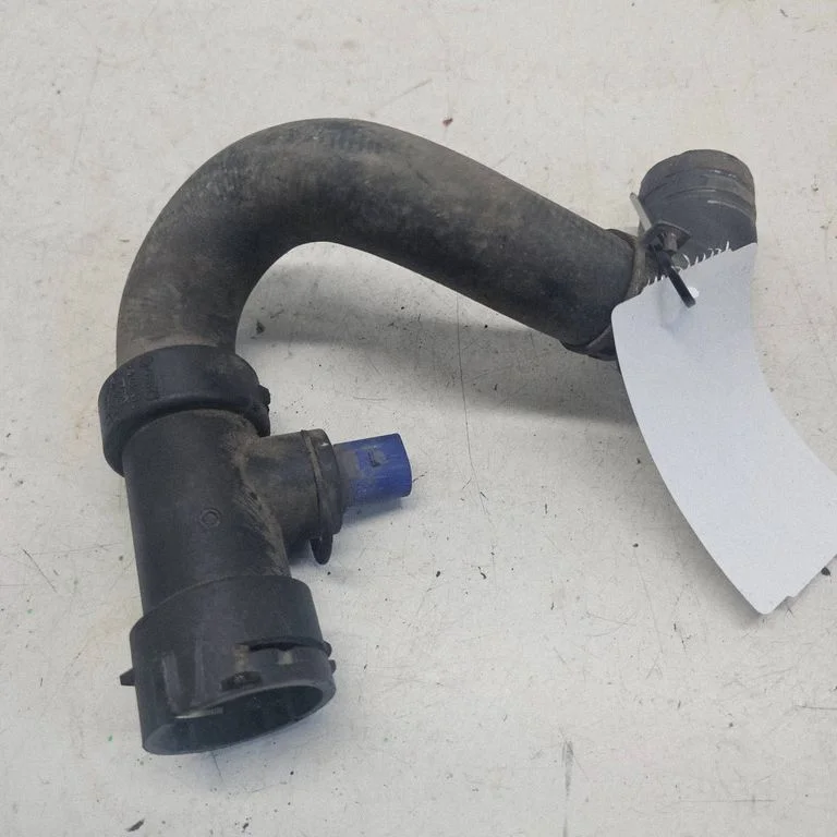 Przewody układu chłodzenia silnika 8D0121049D