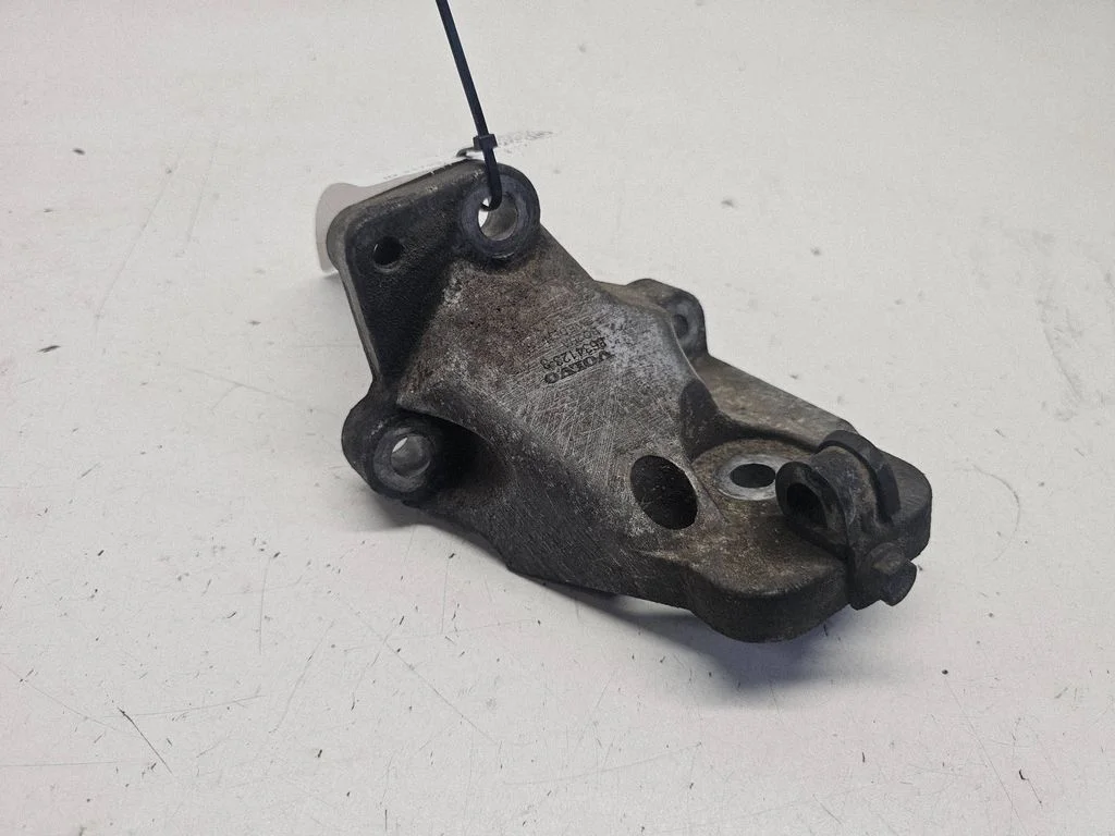 Engine mounting bracket 86341233