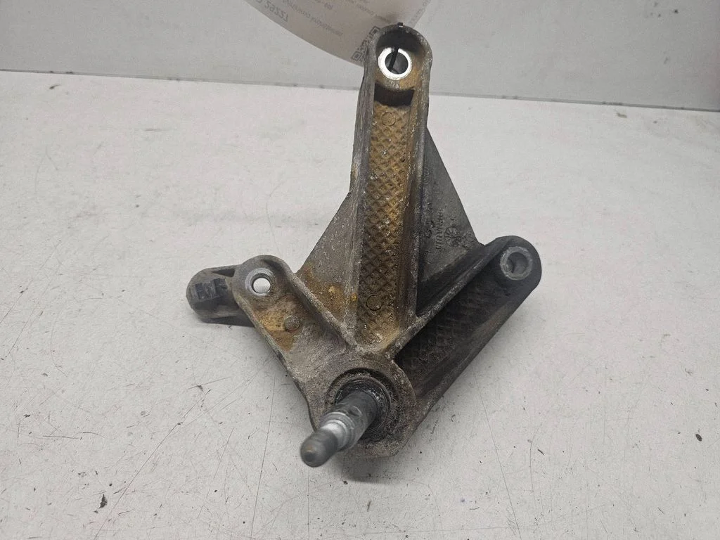 Engine mounting bracket 8200043084