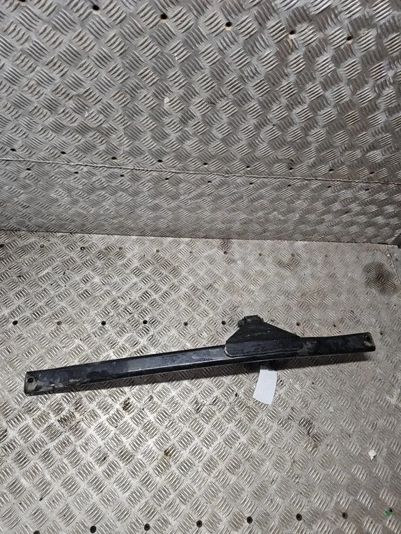 Engine mounting bracket