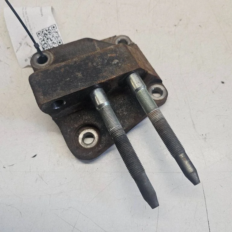 Engine mounting bracket