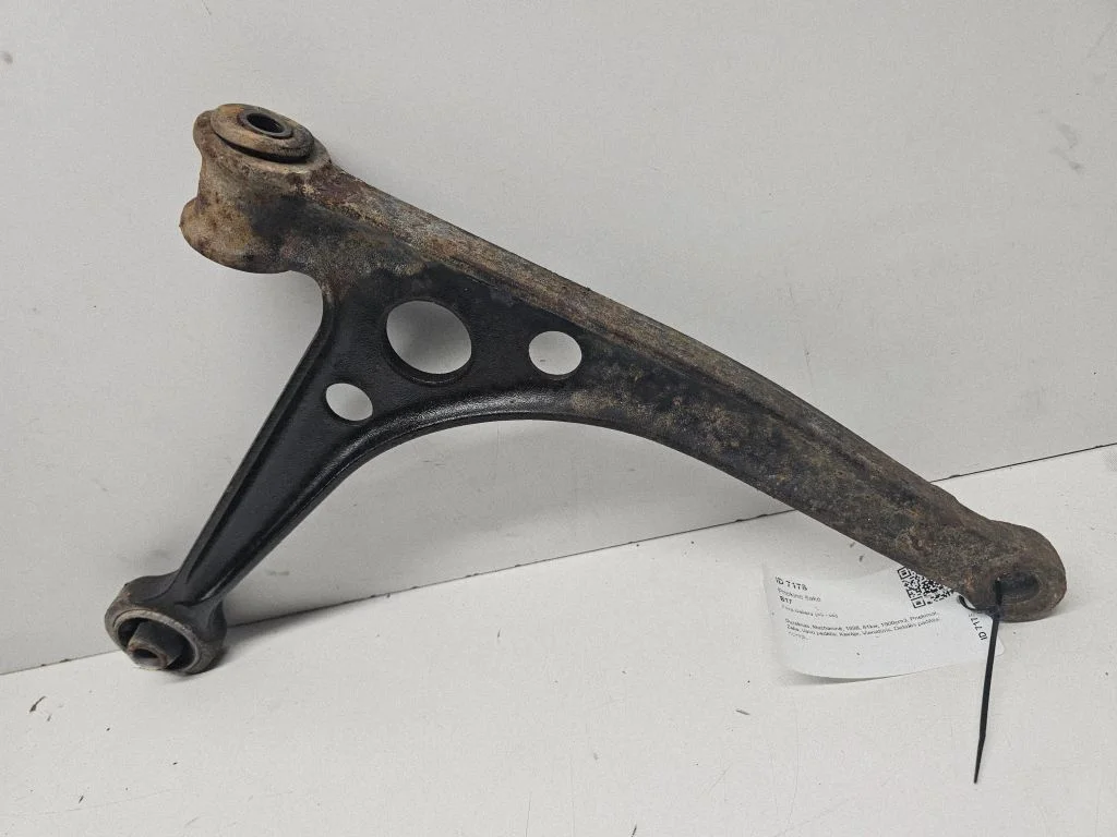 Front lower control arm/wishbone – left