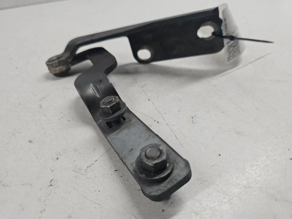 Engine bonnet/hood hinges – Audi A8 S8 D2 4D (1994-2002)