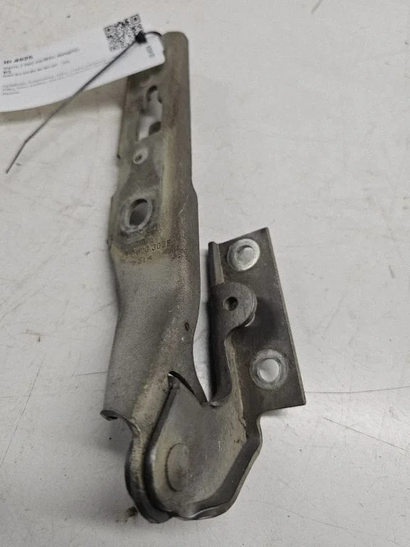 Engine bonnet/hood hinges – Audi A4 S4 B6 8E 8H (2001-2005)