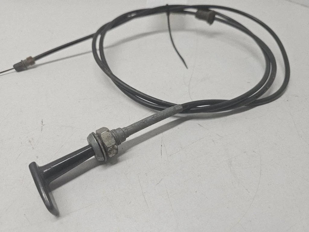 Troselis variklio dangčio spynos