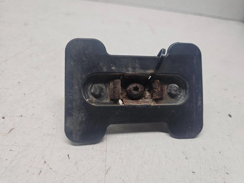 Rear bumper mounting bracket – Seat Alhambra (Mk1) (1996-2010)