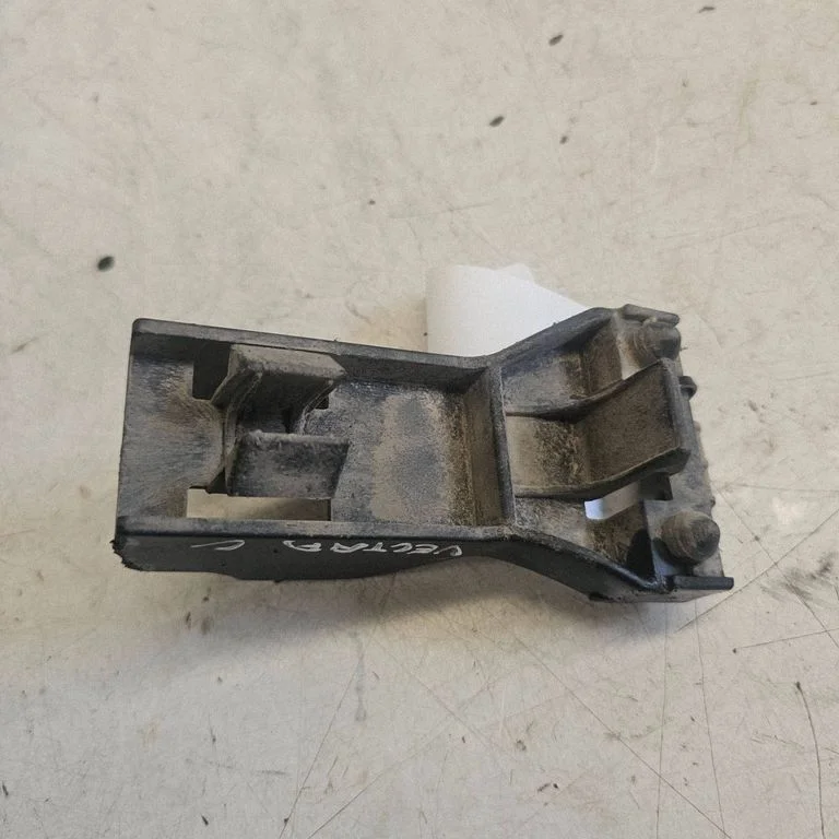 Rear bumper mounting bracket 24439368