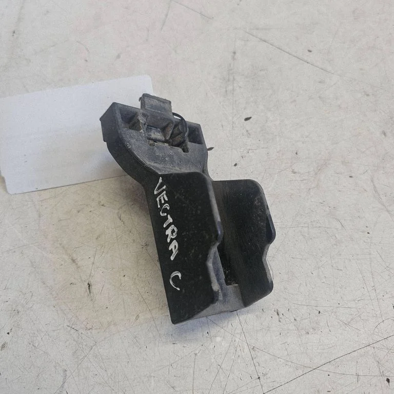 Rear bumper mounting bracket 24439368