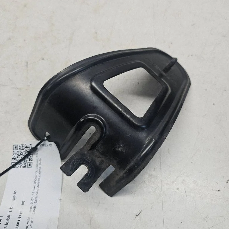 Rear bumper mounting bracket 7061251