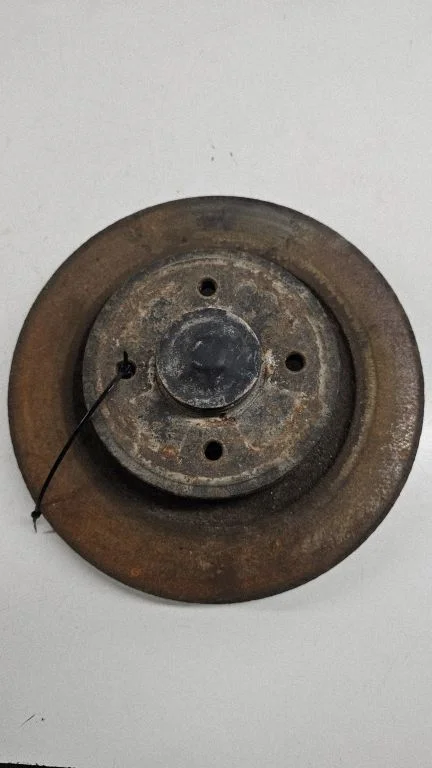 Aizmugurējais bremžu disks – kreisā