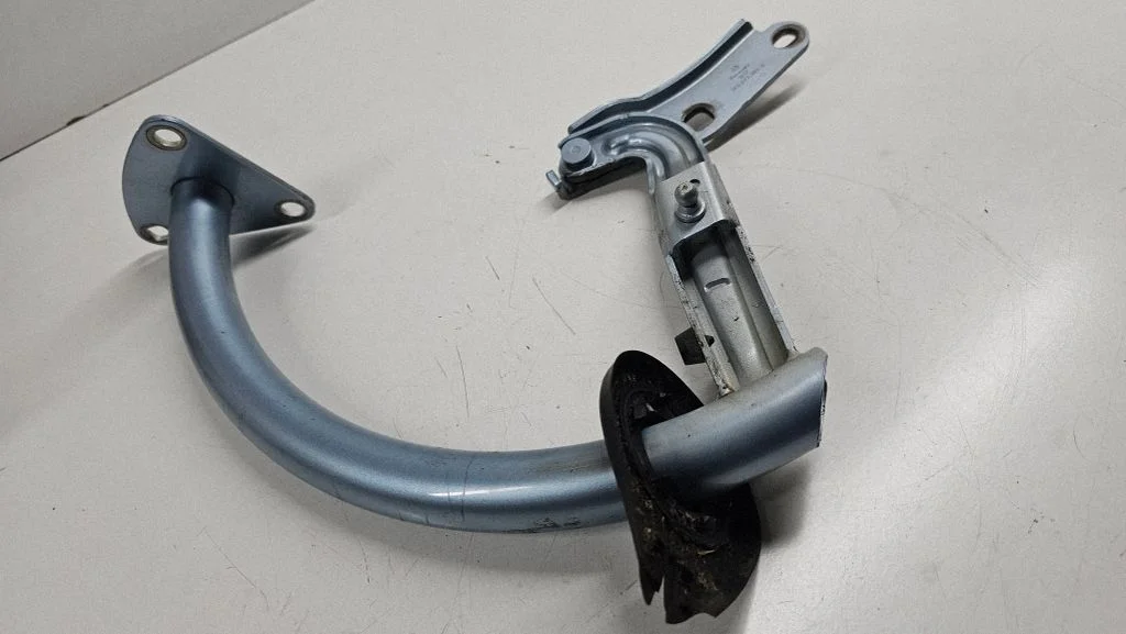 Tailgate/trunk/boot hinge – left