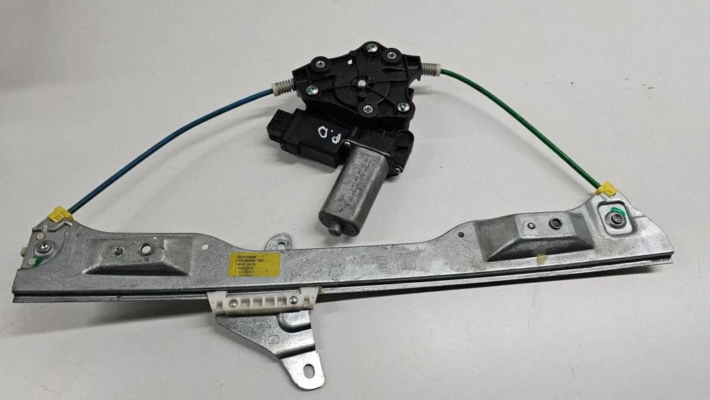 Front door window regulator with motor – right