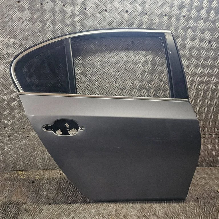 Rear door – rear right