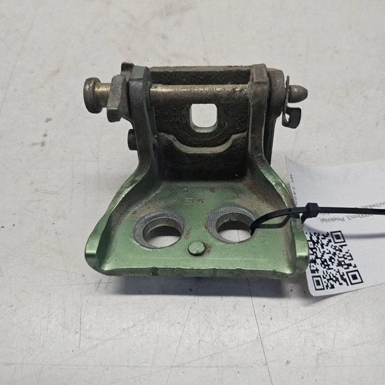 Tagaukse alumine hing – tagumine vasak