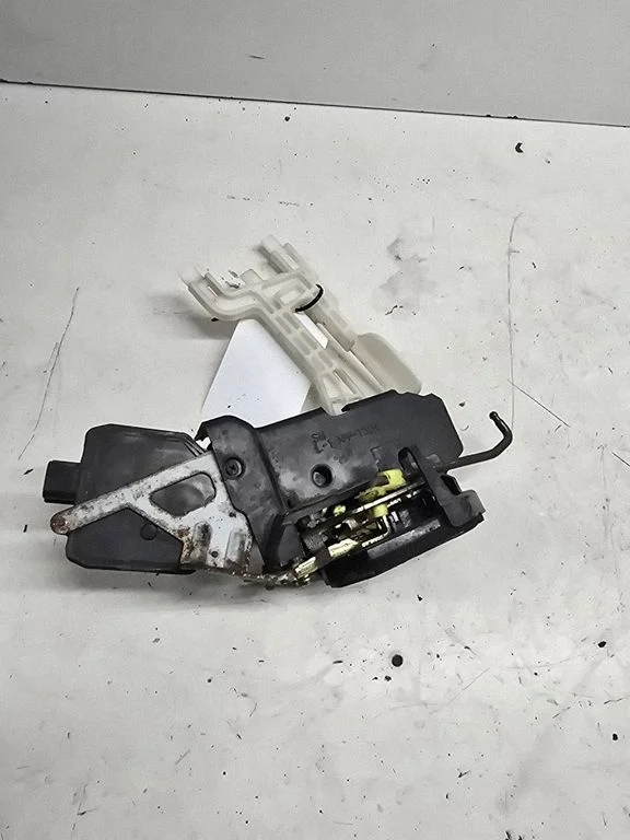 Rear door lock B658