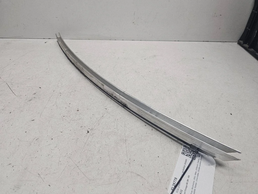 Other front door trim element – front right