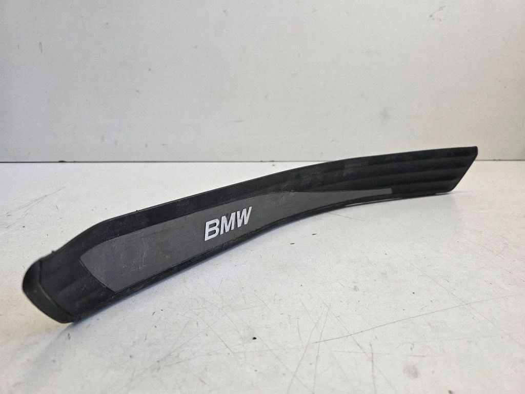 Aizmugurējā sliekšņa apdare (iekšējā) – BMW 5. sērija E60 E61 (2004-2010)