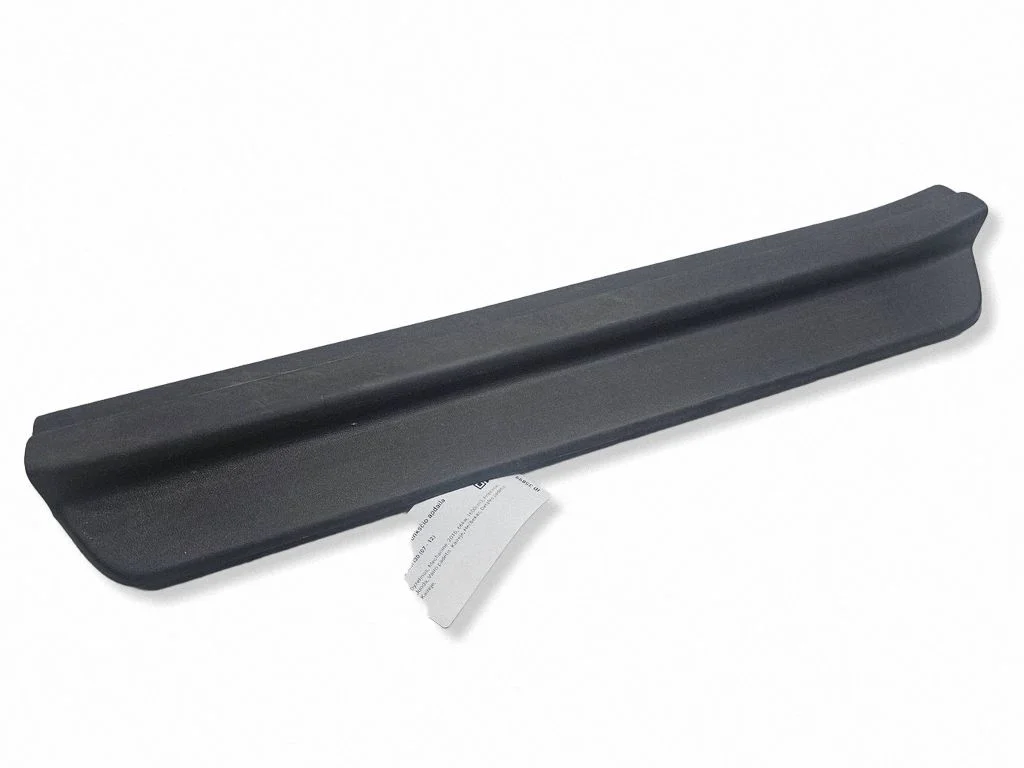 Front sill trim cover 858702R000