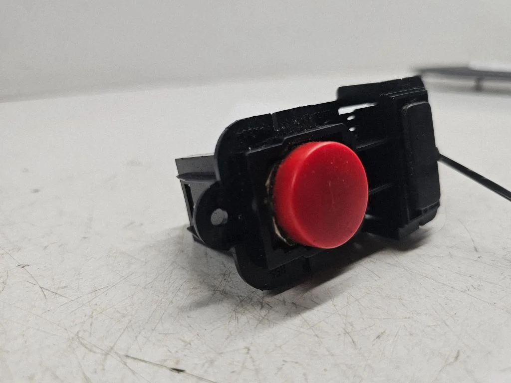 Hazard light switch 9751317