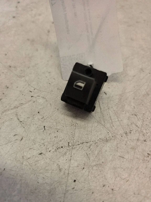 Electric window control switch 8379597