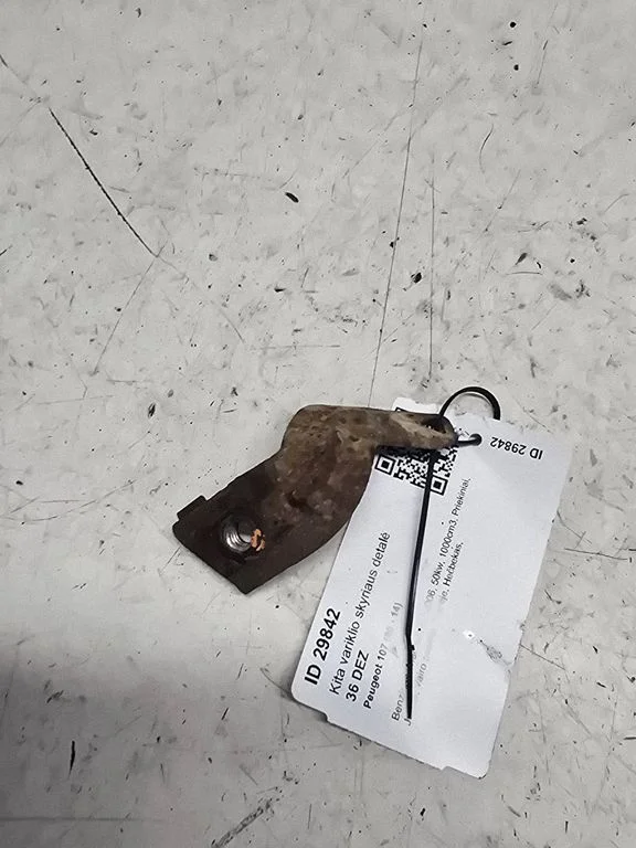 Kita variklio skyriaus detalė