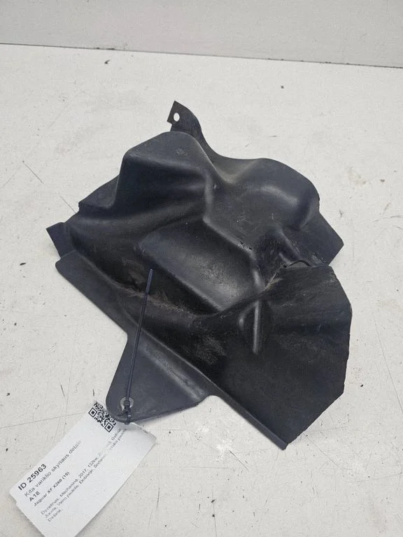 Kita variklio skyriaus detalė