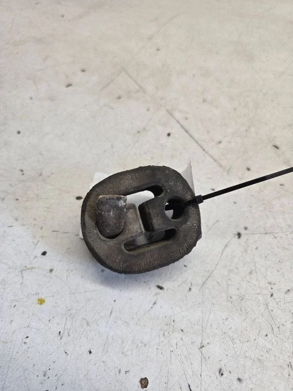 Muffler mount bracket/holder 8D0253147E