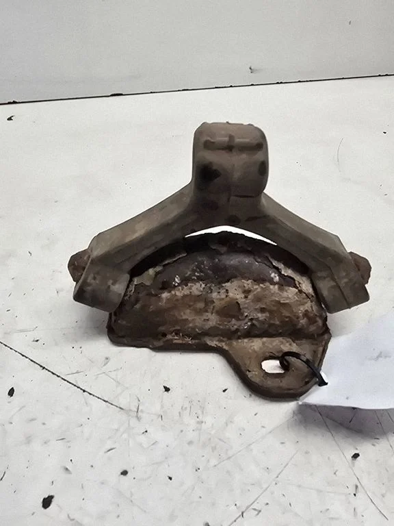 Muffler mount bracket/holder 8E0253147