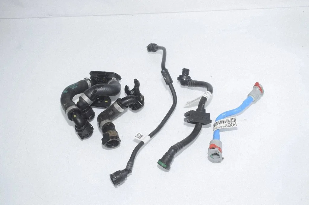 Engine coolant pipe/hose 6830587