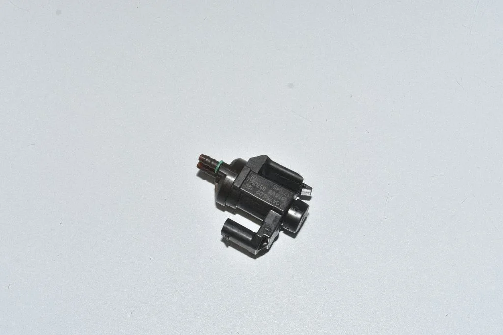 Vacuum valve 8570591