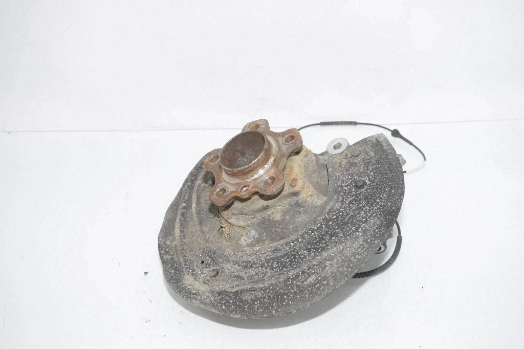 Front wheel hub 6878610