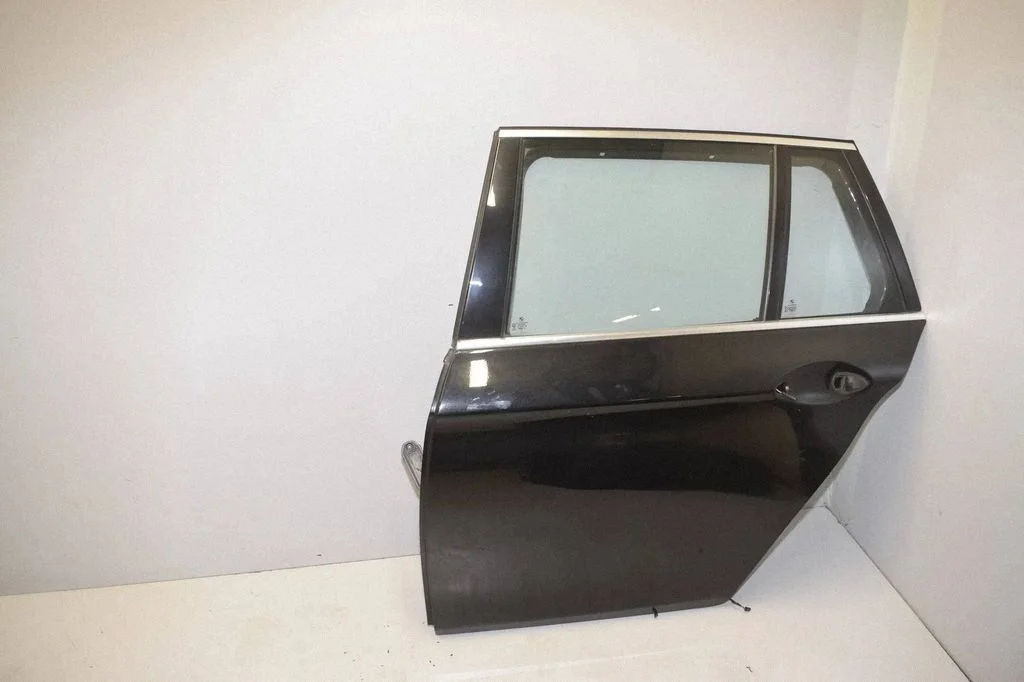 Rear door – rear left