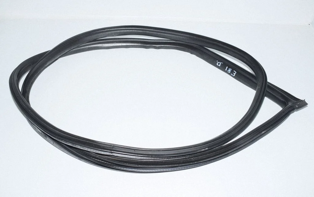 Uszczelka drzwi przednich (na karoserii) – BMW Seria 1 E81 E87 (2004-2011)
