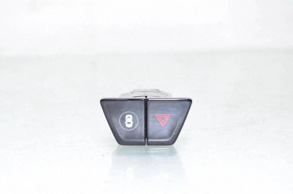 Hazard light switch 9383535