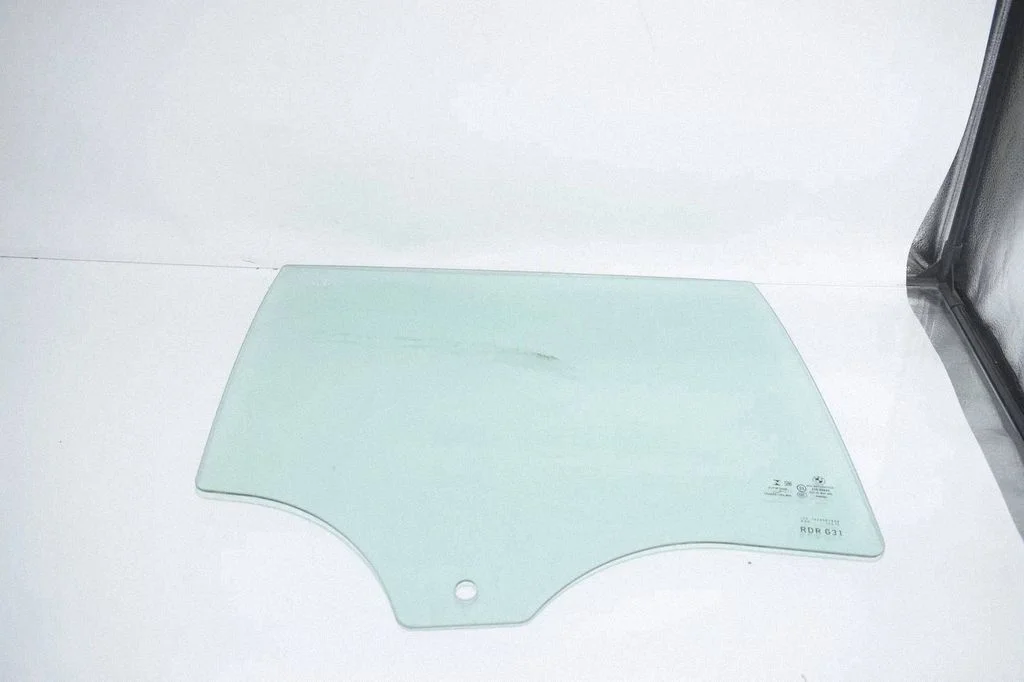 Rear door window glass 7339460