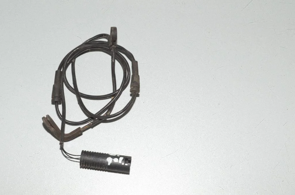 Brake pads wear sensor – BMW 5 Series E39 (1996-2003)
