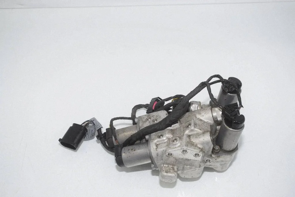 Air suspension compressor – BMW 7 Series F01 F02 F03 F04 (2008-2016)