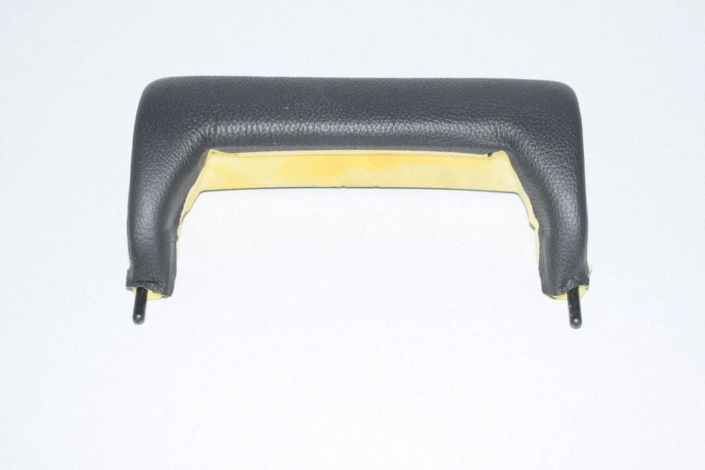 Rear seat headrest 6977154